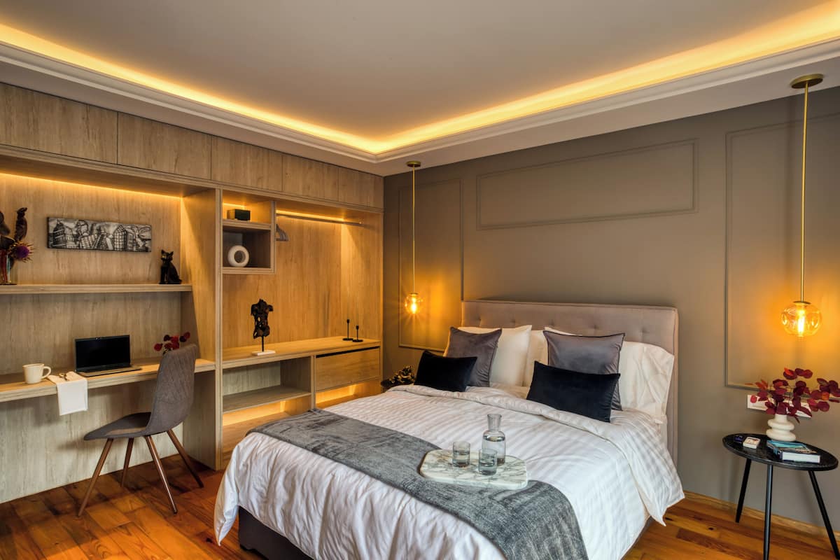 Comfort kamer, balkon | Een kluis op de kamer, een bureau, een laptopwerkplek