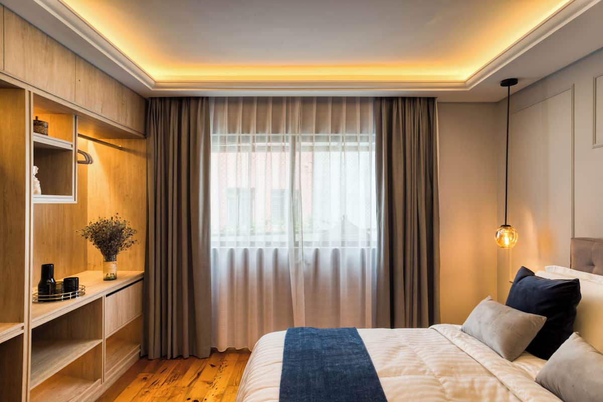 Comfort kamer | Een kluis op de kamer, een bureau, een laptopwerkplek