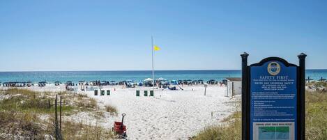 Una spiaggia nelle vicinanze