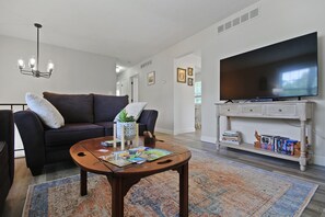 Smart TV, DVD player, books - Wheels Trails and Tails Inn - Fully Fenced! 2x King 2x Twin Pet Friendly (Boonville)