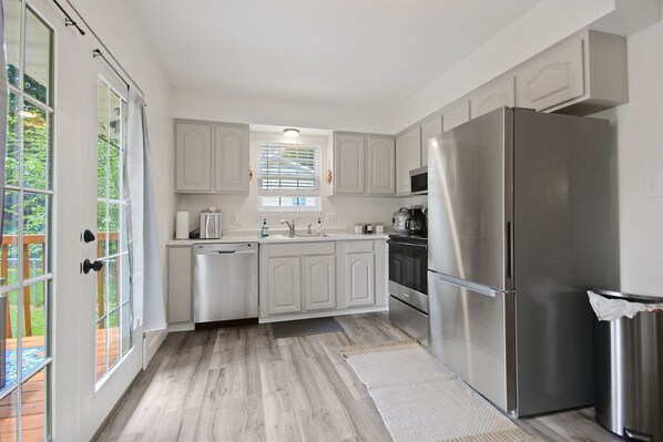 Fridge, microwave, oven, stovetop - Wheels Trails and Tails Inn - Fully Fenced! 2x King 2x Twin Pet Friendly (Boonville)