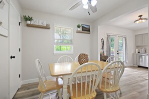 Dining - Wheels Trails and Tails Inn - Fully Fenced! 2x King 2x Twin Pet Friendly (Boonville)