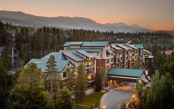 Exterior - Valdoro Mountain Lodge Large 2 bed 2 bath condo Breckenridge, Jacuzzi, amenities (Breckenridge)
