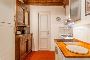 Fridge, coffee/tea maker, electric kettle, toaster