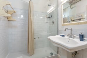 Shower, hair dryer, bidet, towels - Al Cortile del Moro Suite (Roma)