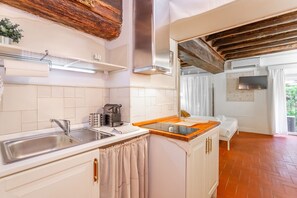 Kühlschrank, Wasserkocher mit Kaffee-/Teezubehör, Wasserkocher, Toaster