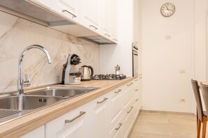 Refrigerador, microondas, horno y cafetera y tetera 