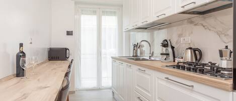 ثلاجة، ميكروويف، فرن، ماكينة لصنع القهوة/الشاي