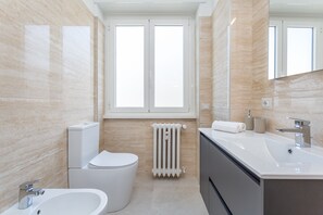 Shower, hair dryer, bidet, towels - 2-Bedroom Retreat near Metro & Parks (Roma)