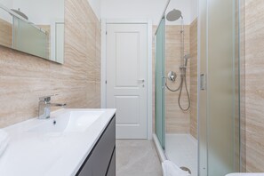 Shower, hair dryer, bidet, towels - 2-Bedroom Retreat near Metro & Parks (Roma)