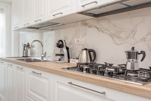 Fridge, microwave, oven, coffee/tea maker