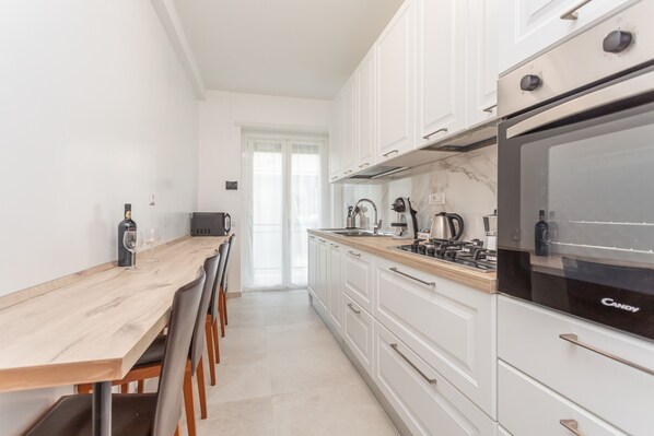 Fridge, microwave, oven, coffee/tea maker
