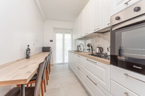Fridge, microwave, oven, coffee/tea maker