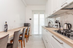 Réfrigérateur, micro-ondes, four, cafetière/bouilloire