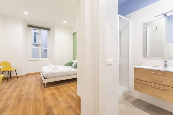 2 bedrooms, iron/ironing board, free WiFi, bed sheets - 2 BDR Navona Quintessential Charm (Roma)