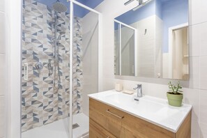 Shower, hair dryer, bidet, towels - 2 BDR Navona Quintessential Charm (Roma)
