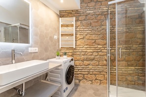 Shower, hair dryer, towels - Pantheon Giovanni's Hideaway (Roma)