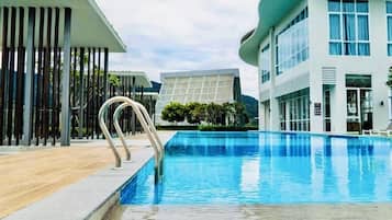 12 Außenpools, beheizter Pool