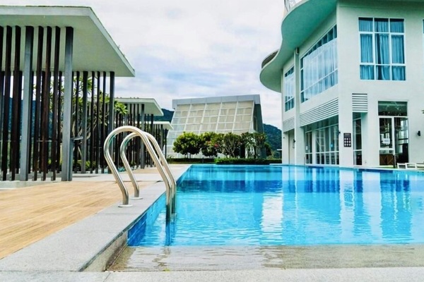 12 kolam renang terbuka, kolam dipanaskan