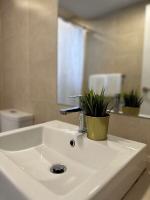 Shower, hair dryer, bidet, towels - Genting Windmill Homestay (Genting Highlands)