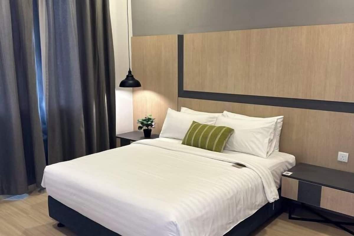Tabla de planchar con plancha, wifi gratis y ropa de cama