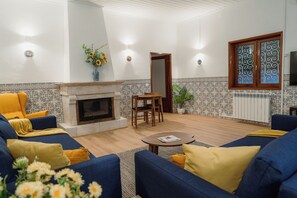 Smart TV, tavolo da calcetto, tavolo da ping pong