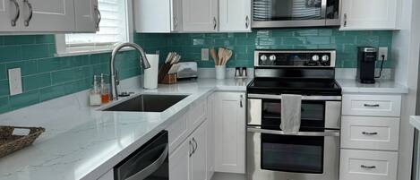 Refrigerador, microondas, horno y parrilla de estufa