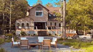 Outdoor dining - Lake Front Haven to Relax and Reunite (Tobyhanna)