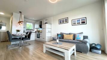 Fernseher, Tischtennisplatte, Stereoanlage