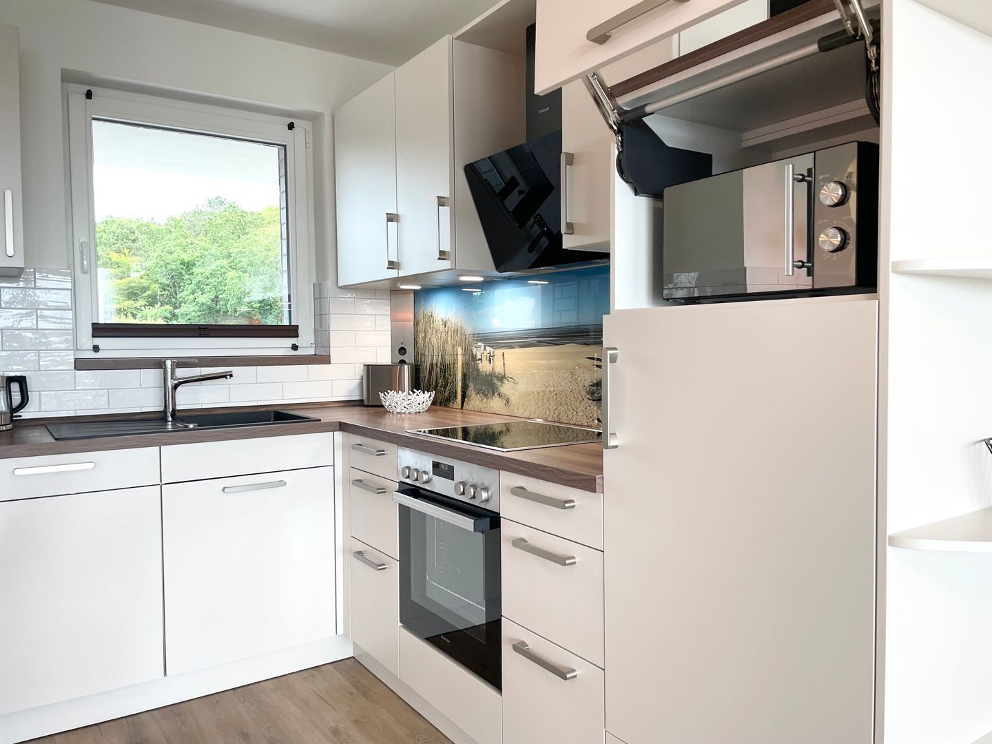 Wasserkocher mit Kaffee-/Teezubehör, Kühlschrank, Mikrowelle, Ofen