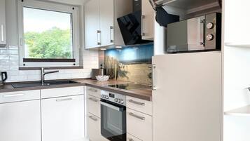 Wasserkocher mit Kaffee-/Teezubehör, Kühlschrank, Mikrowelle, Ofen