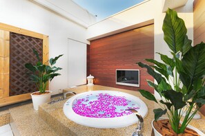 Camera Royal | Bagno | Set di cortesia gratuito, asciugacapelli, accappatoio, pantofole