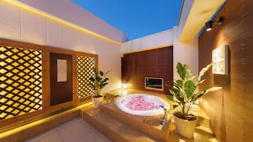 Habitación Royal | Baño | Amenidades de baño gratuitas, secadora de cabello, batas, pantuflas