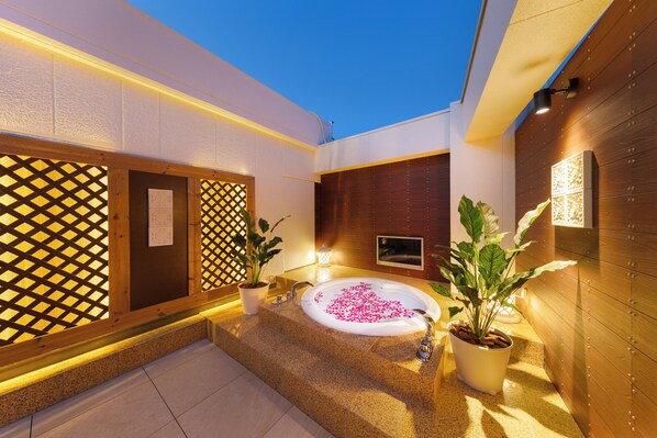 Royal Room | Bathroom | Free toiletries