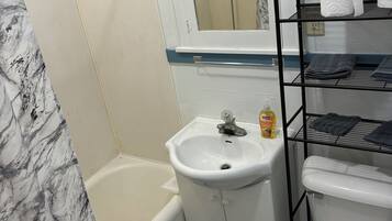 Secador de cabelo, toalhas de banho, sabonete, shampoo