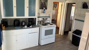 コーヒー / ティーメーカー、冷蔵庫、電子レンジ、オーブン