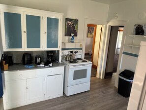 Køleskab, mikrobølgeovn, ovn, kogeplade