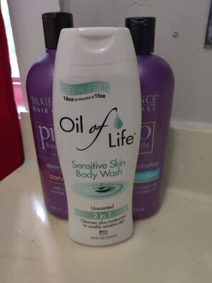 Een fles Oil of Life Sensitive Skin Body Wash.