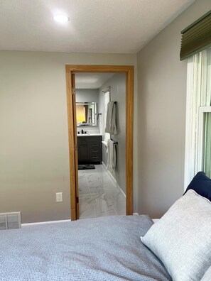 3 bedrooms, WiFi, bed sheets - Mid-Cape Remodeled House with WiFi, AC, Smart TV, Laundry, and Fenced-in Yard (Yarmouth)