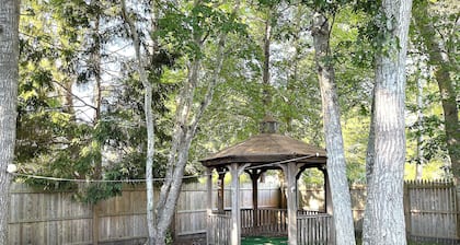 Mid-Cape Remodeled House with WiFi, AC, Smart TV, Laundry, and Fenced-in Yard