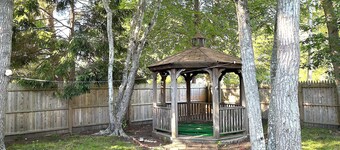 Mid-Cape Remodeled House with WiFi, AC, Smart TV, Laundry, and Fenced-in Yard