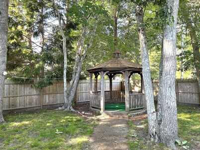 Mid-Cape Remodeled House with WiFi, AC, Smart TV, Laundry, and Fenced-in Yard