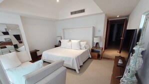 Ein modernes Hotelzimmer mit einem großen Bett, einer Couch und einem Spiegel.