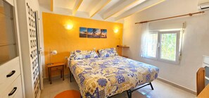 2 bedrooms, iron/ironing board, WiFi