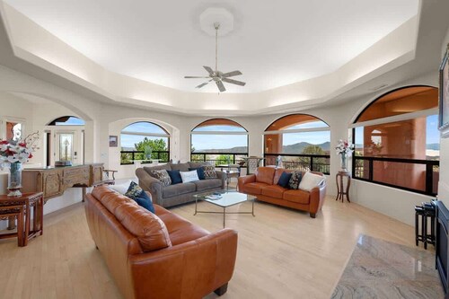 Beautiful Mountain Top Retreat *With a Spa*