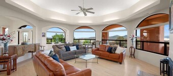 Beautiful Mountain Top Retreat *With a Spa*