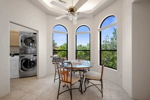 Dining - Beautiful Mountain Top Retreat *With a Spa* (Prescott)