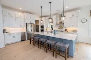 冷蔵庫、電子レンジ、オーブン、コンロ