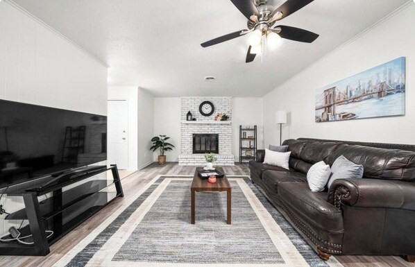 Living area - 2-bedroom apartment in cool Fort Smith with AC (Fort Smith)