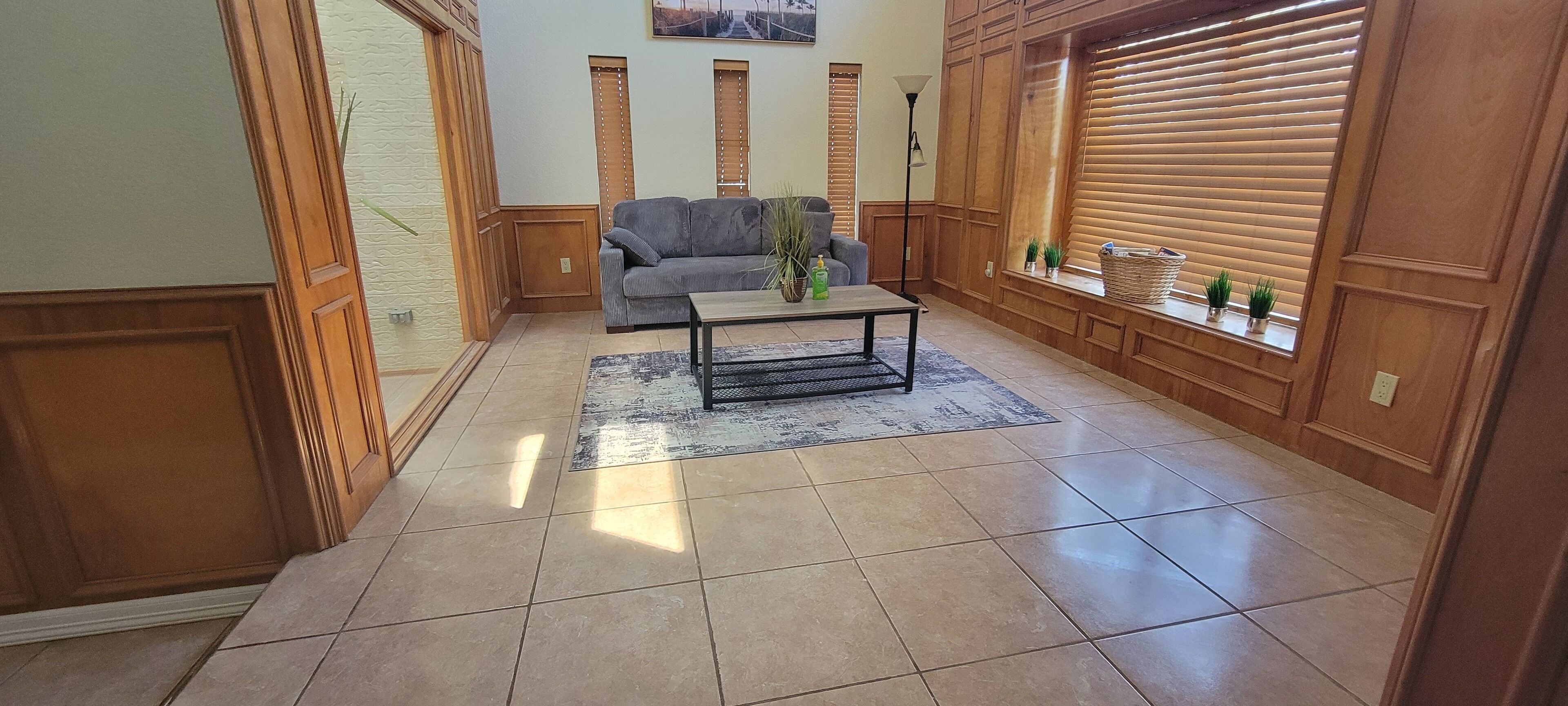 Spacious 5-bedroom Lake house with AC, WiFi in welcoming Brownsville